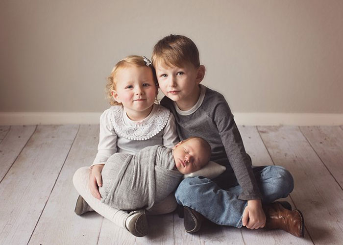 ژست عکس نوزاد با خواهر و برادر بزرگ‌تر