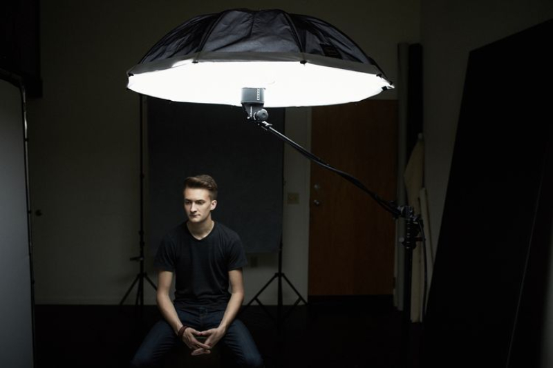 Set lighting. Фонарь для фотостудии. Portrait Lighting Setup. Фотографирование исправление светафонариком. Фотографирование исправление света фонариком.