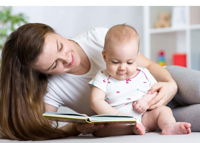 ژست کتاب خواندن برای نوزاد