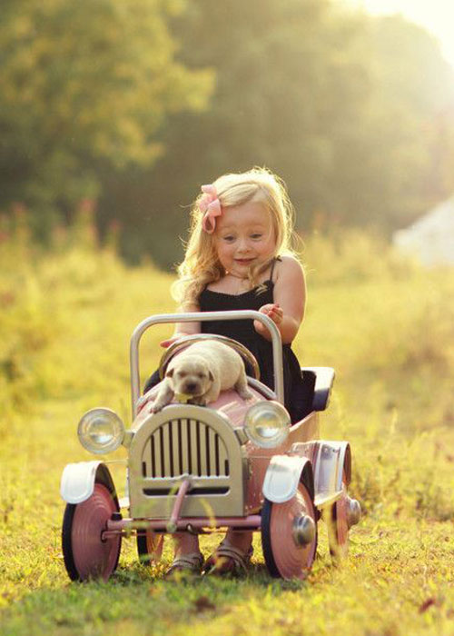 ژست عکس کودک دختر با ماشین