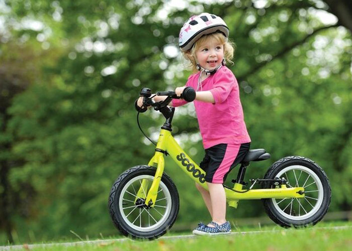 ژست عکس کودک دختر با دوچرخه